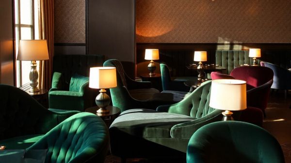 Top 5 chaises en velours pour un restaurant élégant